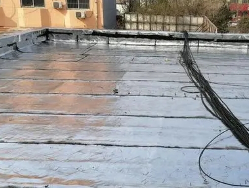 宜宾卫生间漏水维修公司分享下宜宾屋面楼顶防水刚性防水层施工要点。